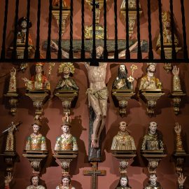 Vista de la capilla, el Cristo en el Centro y los relicarios rodeándole