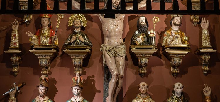 Vista de la capilla, el Cristo en el Centro y los relicarios rodeándole