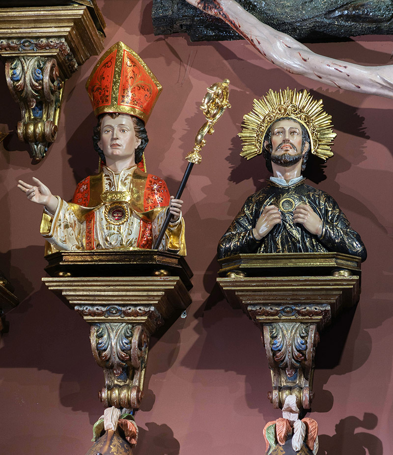 Detalle de dos de los relicarios