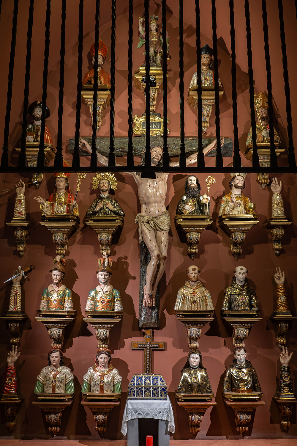 Vista de la capilla, el Cristo en el Centro y los relicarios rodeándole