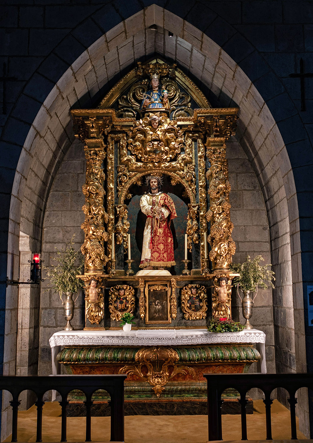 Vista general de la capilla con el retablo